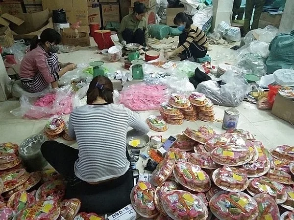 Pháp luật quy định như thế nào về hành vi buôn bán bánh kẹo mứt Tết giả? Bánh kẹo mứt Tết giả xuất hiện tràn lan trên thị trường.