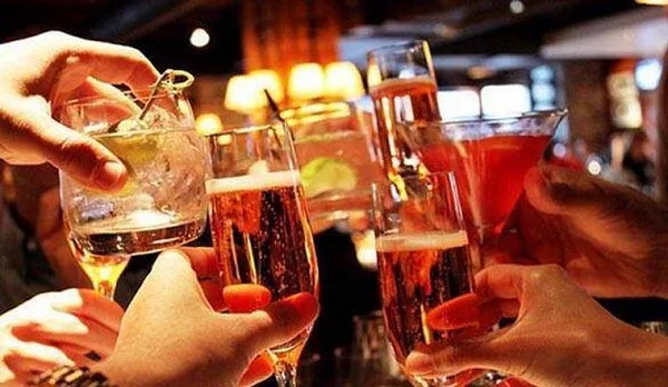 Ép người khác uống rượu bia ngày Tết là  hành vi bị nghiêm cấm.
