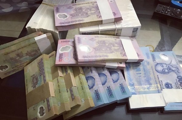 Đổi tiền lì xì Tết ăn chênh lệch kiếm lời có vi phạm pháp luật không? Đổi tiền lì xì Tết ở đâu để không bị xem là vi phạm pháp luật?